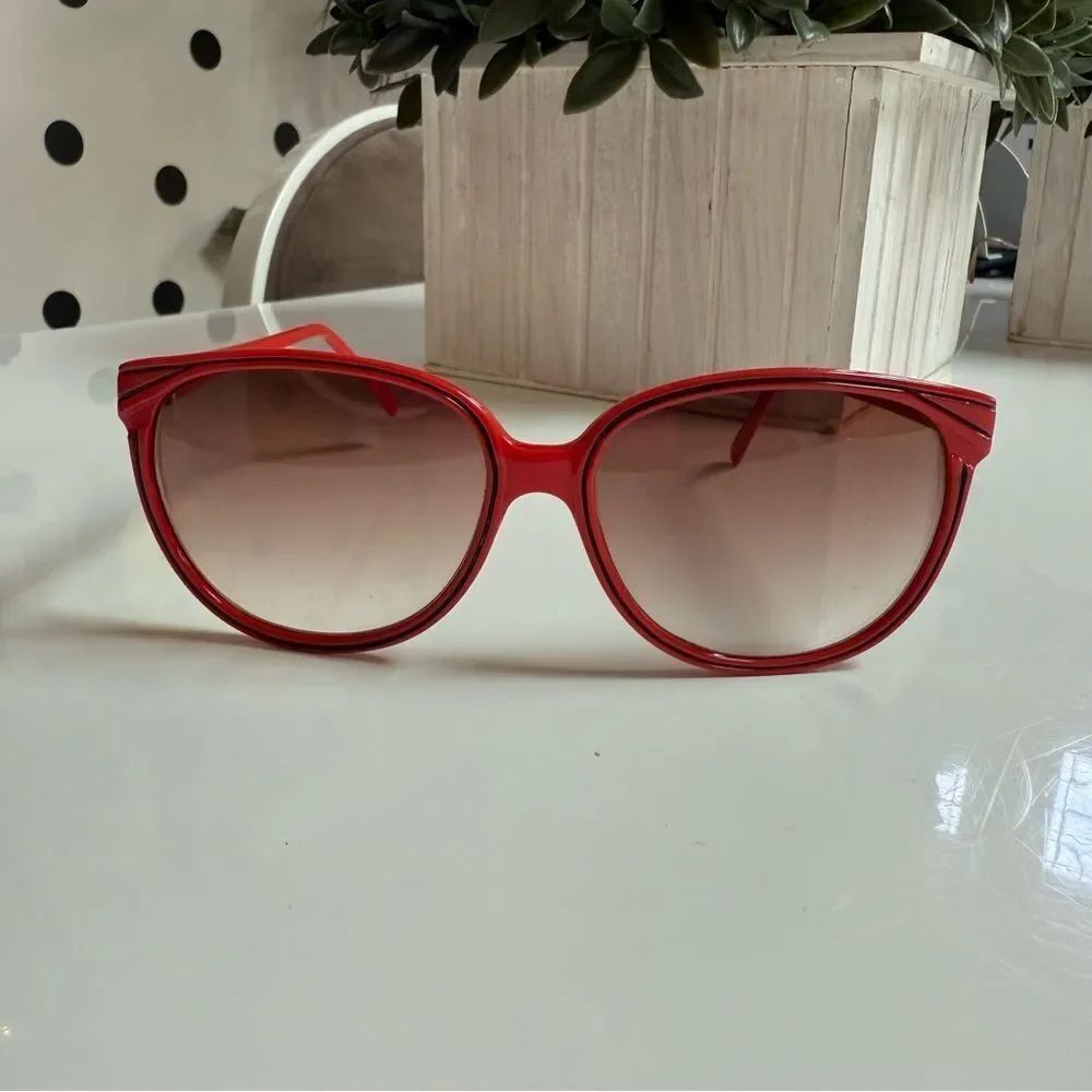 Vintage 1980s Taiwan ROC Red Black Piped Oversized Cat Eye Sunglasses